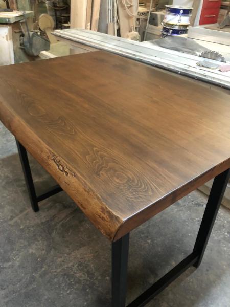 Gürgen Ağacı Doğal Kenar Ceviz Rengi Kütük Bar Masası Ölçüsü 120x75x105.cm