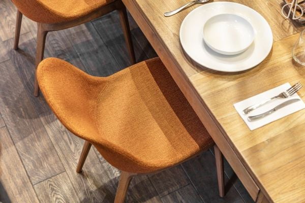 Ahşap Görünümlü Plastik Ayaklı Kumaş Otel Sandalyesi