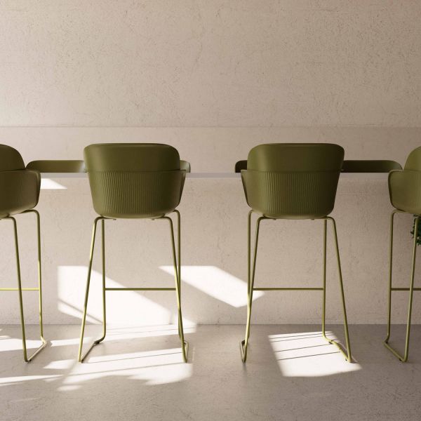 Haki Yeşil Metal Krom Ayaklı Plastik Oturumlu Bar Sandalyesi – Ergonomik, Dayanıklı ve Şık