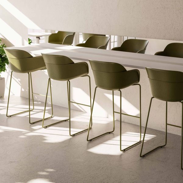 Haki Yeşil Metal Krom Ayaklı Plastik Oturumlu Bar Sandalyesi – Ergonomik, Dayanıklı ve Şık