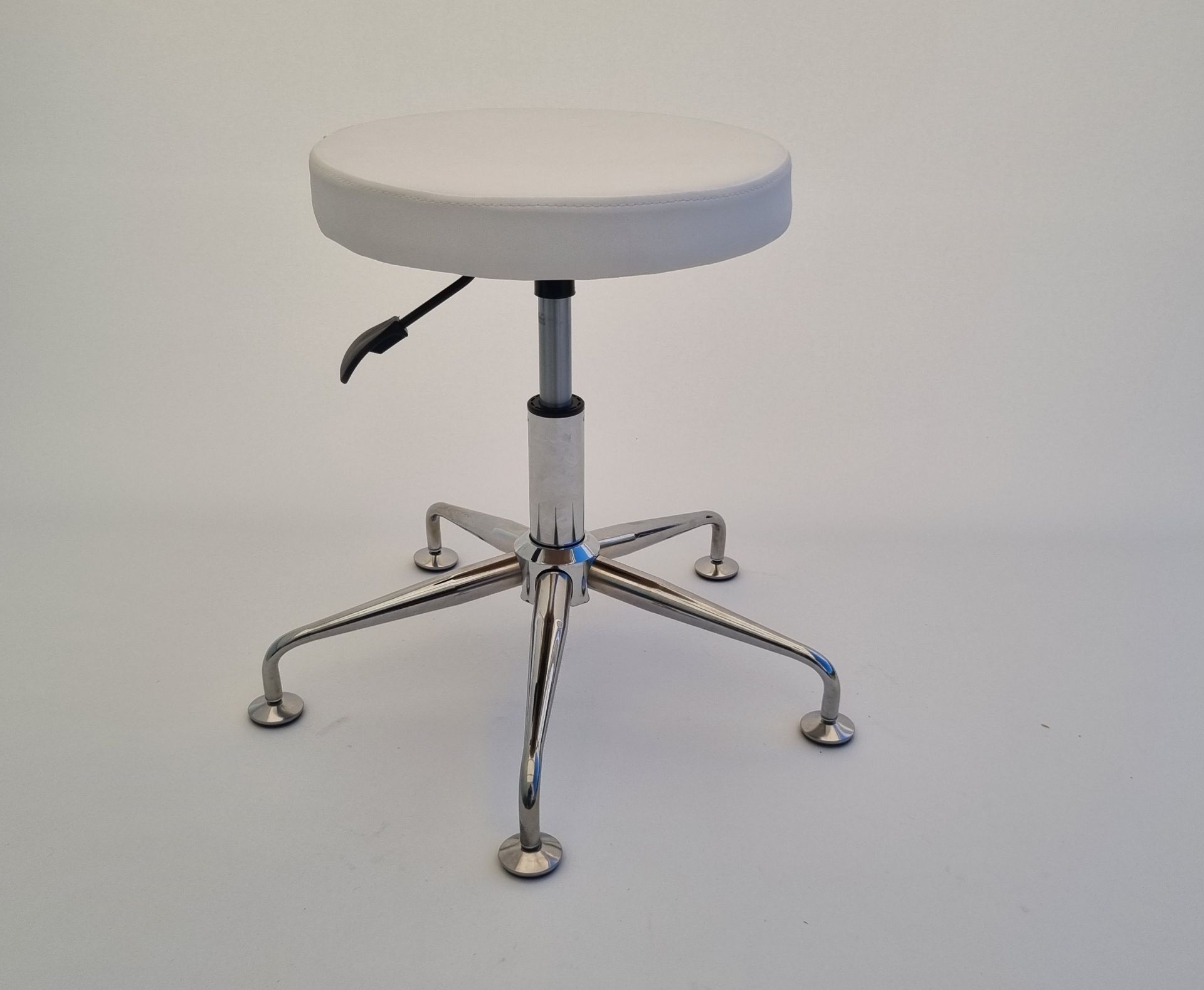 Tekerleksiz Beyaz Deri Tabure Krom Ayaklı